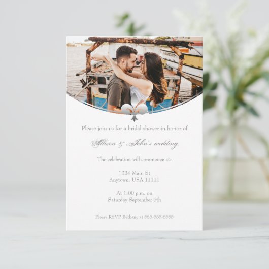 Silver Lilie Foto Brautparty Einladung (Stehend Vorderseite)