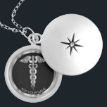 Silver Medical Symbol Caduceus - Personalisiert  Medaillon<br><div class="desc">Personalisierte Krankenpflege / Doktor Medizinisches Symbol Caduceus Silver Necklace bereit für Sie zu personalisieren. ✔ Hinweis: Nicht alle Vorlagenbereiche müssen geändert werden. 📌 Wenn Sie weitere Anpassungen benötigen, klicken Sie bitte auf den Button "Weitere Anpassungen vornehmen" oder "Design anpassen oder bearbeiten" und verwenden Sie unser Designwerkzeug, um die Größe, den...</div>