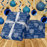 Silver Menorah Blue Chic Hanukkah Personalisiert Geschenkpapier<br><div class="desc">Personalisieren Sie diese schicken silbernen Menorahs auf blauen Hanukkah Packpapier mit Ihrem Namen und Jahr. Das einfache, aber klassische Menorah Design in einem minimalistischen Stil macht dieses Chanukah Geschenkpapier zu einer perfekten Wahl für Erwachsene und Kinder. Wenn Sie Ihr Urlaubspapier zeitlos bevorzugen, ändern Sie einfach die Jahresoption in JOY oder...</div>