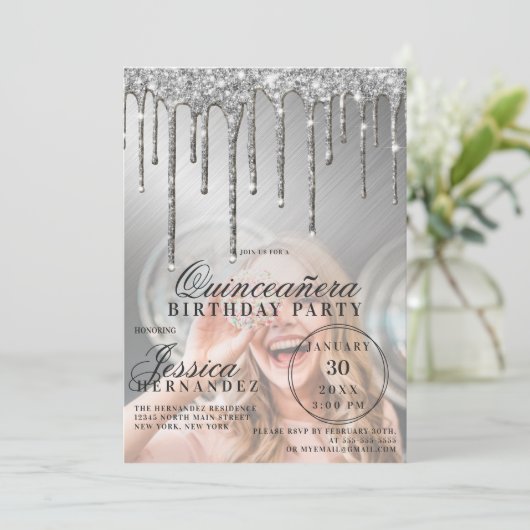 Silver Metallic Glitzer Tropfen Foto Quinceañera Einladung (Stehend Vorderseite)
