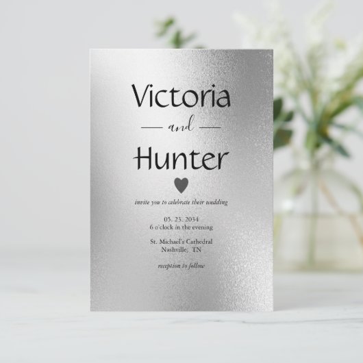 Silver Metallic Heart Moderne Elegante Hochzeit Einladung (Stehend Vorderseite)