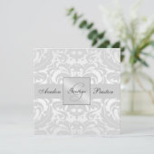 Silver Monogram Damask Hochzeitseinladung Einladung (Stehend Vorderseite)
