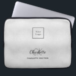 Silver Monogram Firmenlogo Laptopschutzhülle<br><div class="desc">Ein klassisches Imitat mit silberfarbenem Hintergrund. Personalisieren und fügen Sie Ihr Firmenlogo,  Vorname,  Monogramm-Initialen und vollständigen Namen hinzu. Modern,  trendig und einfach.</div>