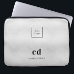 Silver Monogram Firmenlogo Laptopschutzhülle<br><div class="desc">Ein klassisches Imitat mit silberfarbenem Hintergrund. Personalisieren Sie Ihr Firmenlogo,  Monogramm-Initialen und Ihren vollständigen Namen und fügen Sie es hinzu. Modern,  trendig und einfach. Für ihn und sie.</div>