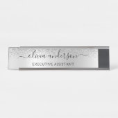 Silver Monogram Glitzer Sparkle Girly Script Schreibtischnamensplakette (Vorderseite )