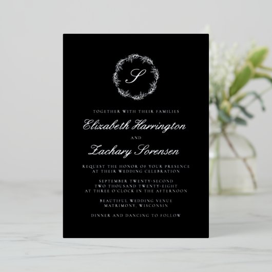 Silver Monogram Wreath Script Black Wedding Folieneinladung (Stehend vorne)