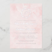 Silver Monogram Wreath Script Blush Pink Wedding Folieneinladung (Vorderseite)