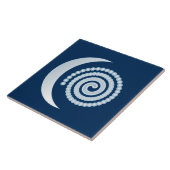 Silver Moon Spiral auf dunkelblau Fliese (Seite)