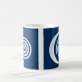 Silver Moon Spiral auf dunkelblau Kaffeetasse (Mittel)
