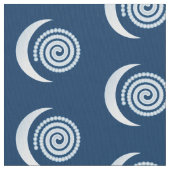 Silver Moon Spiral auf dunkelblau Stoff (Nahaufnahme)