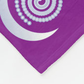 Silver Moon Spiral auf lila Fleecedecke (Ecke)