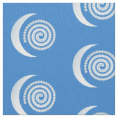 Silver Moon Spiral auf tiefblau Stoff (Nahaufnahme)