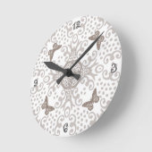 Silver 'n White Butterfly Medallion Numbered Runde Wanduhr (Winkel)