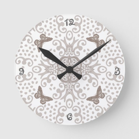 Silver 'n White Butterfly Medallion Numbered Runde Wanduhr (Vorderseite)
