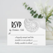 Silver Nautilus Muschel Beach Wedding RSVP Karte (Stehend Vorderseite)