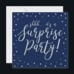 Silver & Navy | 50. Überraschende Geburtstagsparty Einladung<br><div class="desc">Feiern Sie Ihren besonderen Tag mit diesem silbernen und navy modernen Überraschungsgeschenk Geburtstagsfeier-Template. Dieses Design zeichnet sich durch schicke goldtexturierte Kalligraphie und Konfetti-Hintergrund aus. Sie können den Text an jeden Geburtstag oder jedes Ereignis anpassen. (21.,  30.,  40.,  50.,  60.,  70.,  80.,  90.,  100.)</div>