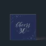Silver Navy Blue Cheers 30. Geburtstag Party Squar Einladung<br><div class="desc">Feiern wir Ihren besonderen Tag mit dieser stilvollen 30. Party Einladung. Dieses Design zeichnet sich durch die schicke silberne Typografie " Cheers to 30 years " und funkelnde Grafik auf einem dunkelmarineblau blauen Hintergrund aus. Sie können Text und Hintergrundfarbe anpassen. Passende Einladungen und Party-Vorräte sind in meinem Shop BaraBomDesign erhältlich....</div>