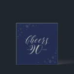 Silver Navy Blue Cheers 90. Geburtstagsparty Squar Einladung<br><div class="desc">Feiern wir Ihren besonderen Tag mit dieser stilvollen 90. Geburtstagsfeier. Dieses Design zeichnet sich durch die schicke silberne Typografie " Cheers to 90 years " und funkelnde Grafik auf einem dunkelmarineblau blauen Hintergrund aus. Sie können Text und Hintergrundfarbe anpassen. Passende Einladungen und Party-Vorräte sind in meinem Shop BaraBomDesign erhältlich.</div>