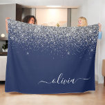 Silver Navy Blue Girl Glitzer Sparkle Monogram Fleecedecke<br><div class="desc">Navy Blue und Silver Sparkle Glitzer Script Monogram Name und Initial Fleece Blanket. Das macht den perfekten 16 Geburtstag,  Hochzeit,  Brautparty,  Jubiläum,  Babydusche oder Junggeselinnen-Abschied Geschenk für jemanden,  der Lieben glamourösen Luxus und schicke Stile.</div>