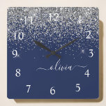 Silver Navy Blue Girl Glitzer Sparkle Monogram Quadratische Wanduhr<br><div class="desc">Silver und Navy Blue Sparkle Glitzer Script Monogram Name Clock. Das macht den perfekten 16 Geburtstag,  Hochzeit,  Brautparty,  Jubiläum,  Babydusche oder Junggeselinnen-Abschied Geschenk für jemanden,  der Lieben glamourösen Luxus und schicke Stile.</div>