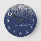 Silver Navy Blue Girl Glitzer Sparkle Monogram Runde Wanduhr (Vorderseite)