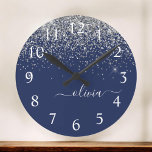 Silver Navy Blue Girl Glitzer Sparkle Monogram Runde Wanduhr<br><div class="desc">Navy Blue und Silver Sparkle Glitzer Pinsel Script Monogram Name Clock. Das macht den perfekten 16 Geburtstag,  Hochzeit,  Brautparty,  Jubiläum,  Babydusche oder Junggeselinnen-Abschied Geschenk für jemanden,  der Lieben glamourösen Luxus und schicke Stile.</div>