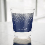 Silver Navy Blue Girl Glitzer Sparkle Monogram Schnapsglas<br><div class="desc">Navy Blue und Silver Sparkle Glitzer Script Monogram Name Shot Glass. Das macht den perfekten Abschluss,  süßen 16 Geburtstag,  Hochzeit,  Junggeselinnen-Abschied,  Brautparty,  Jubiläum,  Babydusche oder Junggeselinnen-Abschied Geschenk für jemanden,  der Lieben glamourösen Luxus und schicke Stile.</div>