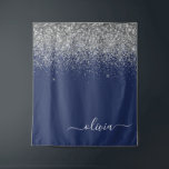 Silver Navy Blue Girl Glitzer Sparkle Monogram Wandteppich<br><div class="desc">Navy Blue und Silver Sparkle Glitzer Script Monogram Name and Initial Tapestry. Das macht den perfekten 16 Geburtstag,  Hochzeit,  Brautparty,  Jubiläum,  Babydusche oder Junggeselinnen-Abschied Geschenk für jemanden,  der Lieben glamourösen Luxus und schicke Stile.</div>