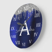 Silver Navy Blue Glitzer Brushal Monogramm Große Wanduhr (Winkel)