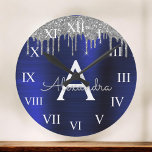 Silver Navy Blue Glitzer Brushal Monogramm Große Wanduhr<br><div class="desc">Silver und Navy Blue Imitats Foil Metallic Sparkle Glitzer Brushed Metal Monogram Name und Initial Luxury Wall Clock. Das macht den perfekten süßen 16 Geburtstag,  Hochzeit,  Brautparty,  Jubiläum,  Babydusche oder Junggeselinnen-Abschied Geschenk für jemanden,  der Lieben glamourösen Luxus und schicke Stile.</div>