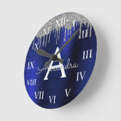 Silver Navy Blue Glitzer Brushed Metal Monogram Runde Wanduhr (Winkel)