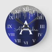 Silver Navy Blue Glitzer Brushed Metal Monogram Runde Wanduhr (Vorderseite)