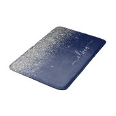 Silver Navy Blue Glitzer Giron Monogram Name Badematte (Schrägansicht)