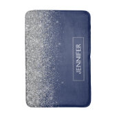 Silver Navy Blue Glitzer Giron Monogram Name Badematte (Vorderseite Vertikal)