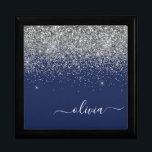 Silver Navy Blue Glitzer Giron Monogram Name Erinnerungskiste<br><div class="desc">Navy Blue und Silver Sparkle Glitzer Skript Monogram Name Jewelry Keepake Box. Dies macht den perfekten Abschluss,  Geburtstag,  Hochzeit,  Brautparty,  Jubiläum,  Babydusche oder Junggeselinnen-Abschied Geschenk für jemanden,  die Lieben glamourösen Luxus und schicke Stile.</div>