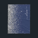Silver Navy Blue Glitzer Giron Monogram Name Fleecedecke<br><div class="desc">Silber und Navy Blue Imitats Sparkle Glitzer Monogram Name und Initial Fleece Blanket. Das macht den perfekten 16 Geburtstag,  Hochzeit,  Brautparty,  Jubiläum,  Babydusche oder Junggeselinnen-Abschied Geschenk für jemanden,  der Lieben glamourösen Luxus und schicke Stile.</div>