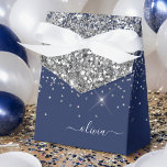 Silver Navy Blue Glitzer Giron Monogram Name Geschenkschachtel<br><div class="desc">Silver and Navy Blue Sparkle Glitzer Monogram Name and Initial Paper Party Geschenkboxen Das macht den perfekten 16 Geburtstag,  Hochzeit,  Brautparty,  Jubiläum,  Babydusche oder Junggeselinnen-Abschied Geschenk für jemanden,  der glamourösen Luxus und schicke Stile Liebe.</div>