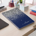 Silver Navy Blue Glitzer Giron Monogram Name Notizblock<br><div class="desc">Navy Blue und Silver Sparkle Glitzer Script Monogram Name Spiral Notebook Planner. Das macht den perfekten 16 Geburtstag,  Hochzeit,  Brautparty,  Jubiläum,  Babydusche oder Junggeselinnen-Abschied Geschenk für jemanden,  der Lieben glamourösen Luxus und schicke Stile.</div>