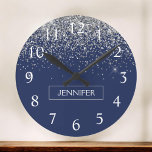 Silver Navy Blue Glitzer Giron Monogram Name Runde Wanduhr<br><div class="desc">Monogram Name Clock für den silbernen und navy Blue Sparkle Glitzer. Das macht den perfekten 16 Geburtstag,  Hochzeit,  Brautparty,  Jubiläum,  Babydusche oder Junggeselinnen-Abschied Geschenk für jemanden,  der Lieben glamourösen Luxus und schicke Stile.</div>