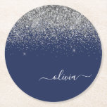 Silver Navy Blue Glitzer Giron Monogram Name Runder Pappuntersetzer<br><div class="desc">Navy Blue und Silver Sparkle Glitzer Script Monogram Name Paper Untersetzer. Dies macht den perfekten Abschluss,  Geburtstag,  Hochzeit,  Brautparty,  Jubiläum,  Babydusche oder Junggeselinnen-Abschied Geschenk für jemanden,  die Lieben glamourösen Luxus und schicke Stile.</div>