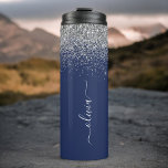 Silver Navy Blue Glitzer Giron Monogram Name Thermosbecher<br><div class="desc">Navy Blau und Silber Sparkle Glitzer gebürstetes Metall Monogram Name Drink Tumbler. Das macht den perfekten 16 Geburtstag,  Hochzeit,  Brautparty,  Jubiläum,  Babydusche oder Junggeselinnen-Abschied Geschenk für jemanden,  der Lieben glamourösen Luxus und schicke Stile.</div>