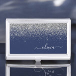 Silver Navy Blue Glitzer Giron Monogram Name Visitenkarten Dose<br><div class="desc">Navy Blue und Silver Sparkle Glitzer Script Monogram Name Business Card Holder. Das macht den perfekten 16 Geburtstag,  Hochzeit,  Brautparty,  Jubiläum,  Babydusche oder Junggeselinnen-Abschied Geschenk für jemanden,  der Lieben glamourösen Luxus und schicke Stile.</div>