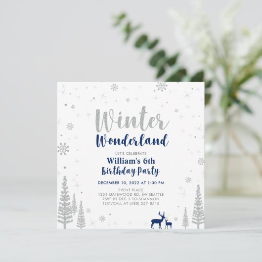 Silver & Navy Blue Winter Wunderland Junge Geburts Einladung (Stehend Vorderseite)