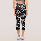 Silver Om Scattered Black Background Capri Leggings (Rückseite)