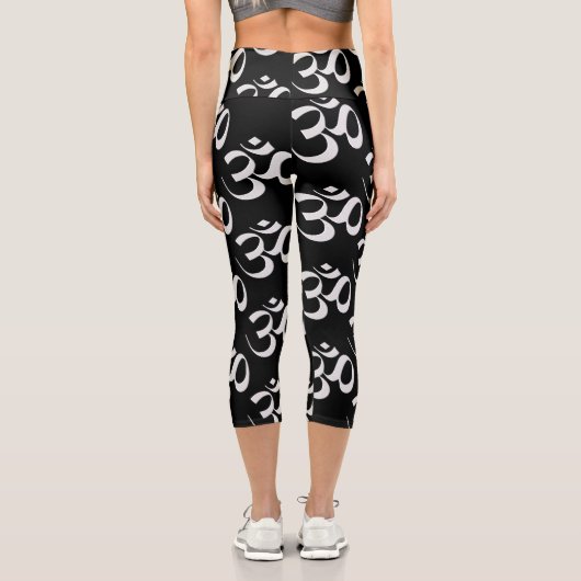 Silver Om Scattered Black Background Capri Leggings (Rückseite)