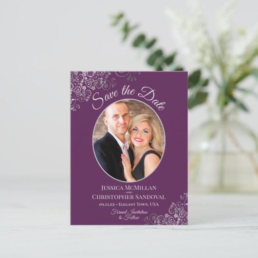 Silver on Plum Purple Wedding Save the Date Photo Ankündigungspostkarte (Stehend Vorderseite)