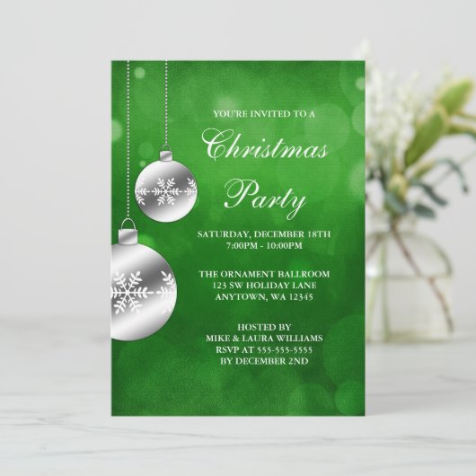 Silver Ornaments Green Bokeh Weihnachtsfest Party Einladung (Stehend Vorderseite)