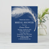 Silver Peacock Feather Navy Blue Brautparty Einladung (Stehend Vorderseite)
