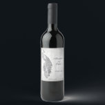 Silver Peacock Wedding Wine Label Weinetikett<br><div class="desc">Genießen Sie ein einzigartiges Weinetikett für Ihren Hochzeitsempfang mit dem Silberpfauenwein-Label. Das Wine Label Design besticht durch einen eleganten Pfau vor zartem Laub und Grunge-Hintergrund. Personalisieren Sie mit dem Bräutigam und den Namen der Braut zusammen mit dem Hochzeitstag. Mit diesem Design sind auch weitere Hochzeitswaren erhältlich.</div>