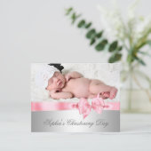 Silver Pink Damask Bow Girl Foto Christening Einladung (Stehend Vorderseite)